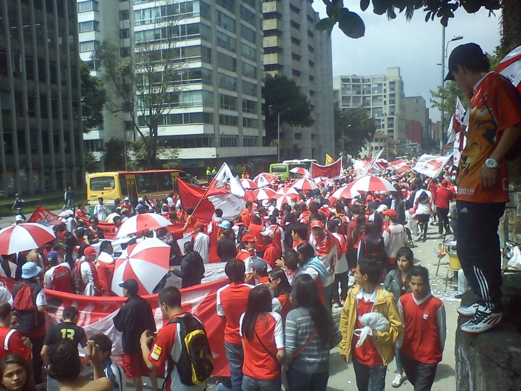 La hinchada santafereña se tomó las calles de Bogotá para celebrar los 71 años del ‘León’